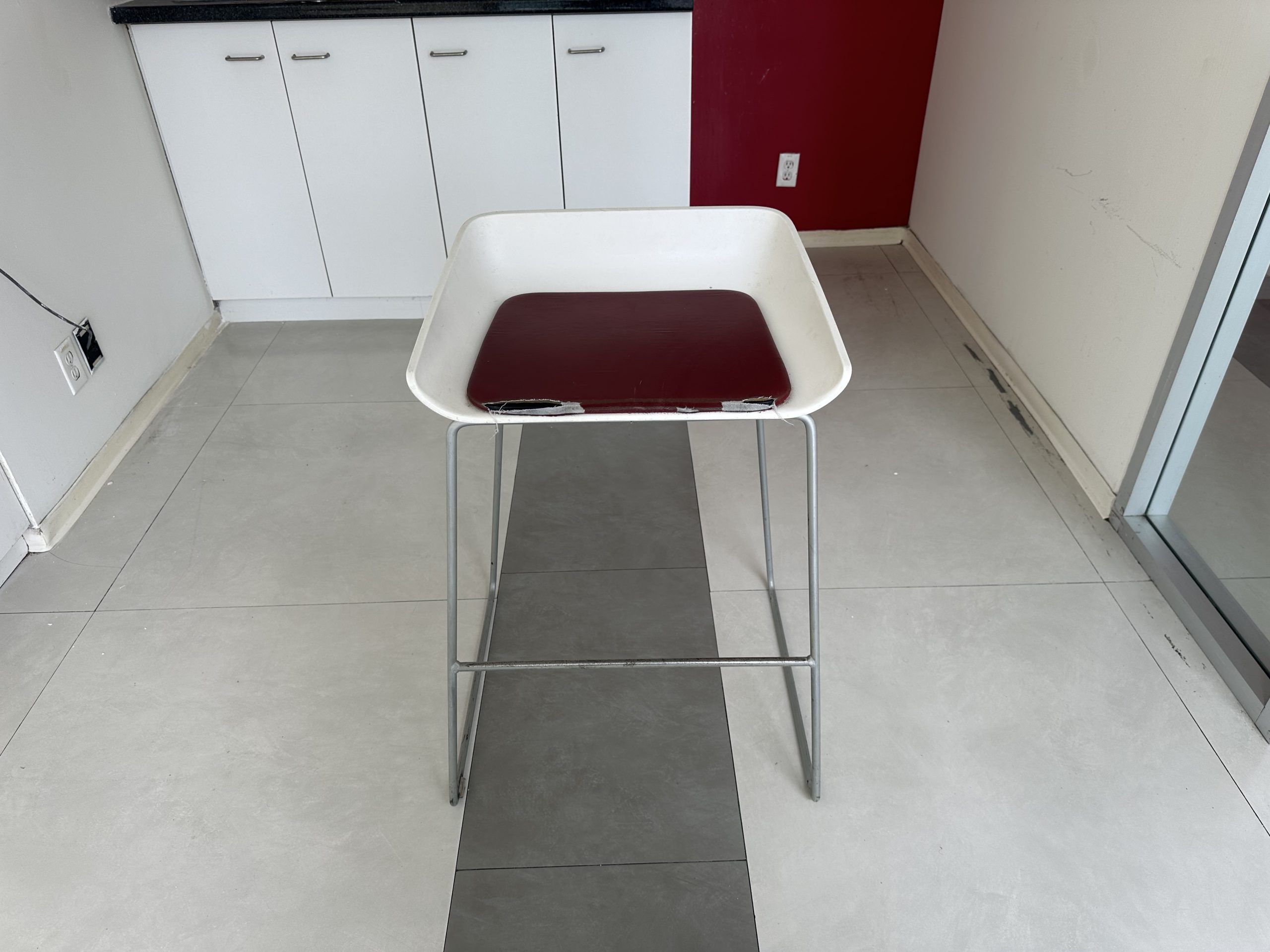 Lote 108 - 4 Bancos altos con base metálico y asiento en plástico con piel - Imagen 7