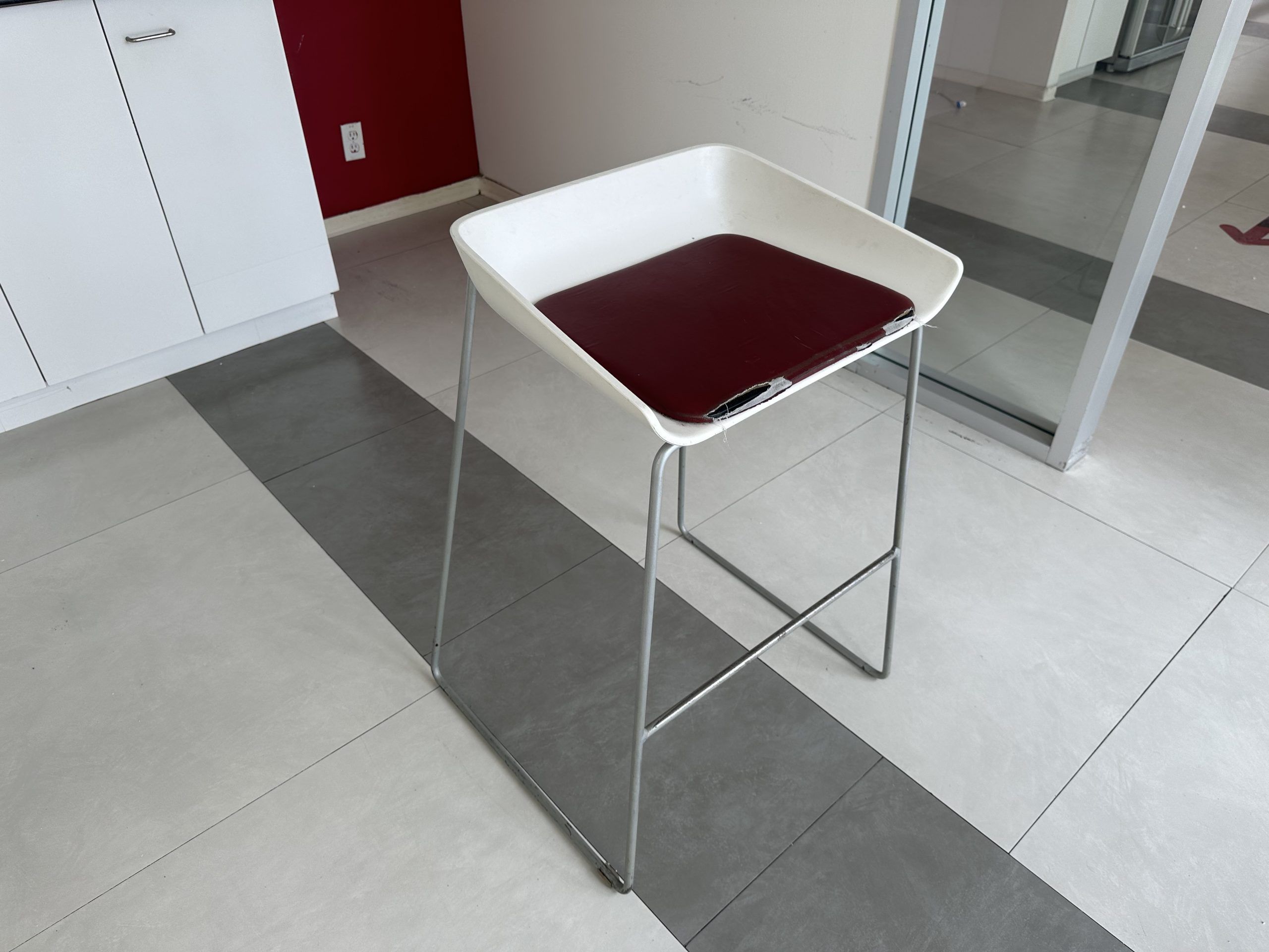 Lote 108 - 4 Bancos altos con base metálico y asiento en plástico con piel - Imagen 6