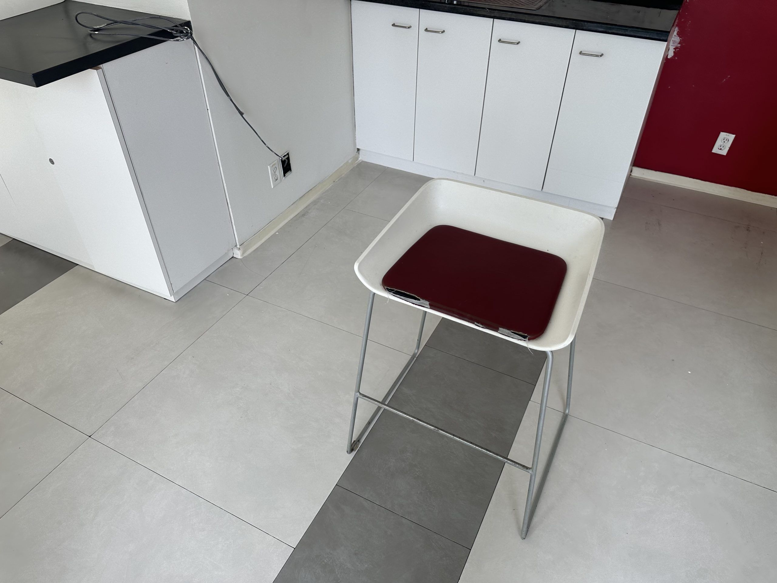Lote 108 - 4 Bancos altos con base metálico y asiento en plástico con piel - Imagen 2