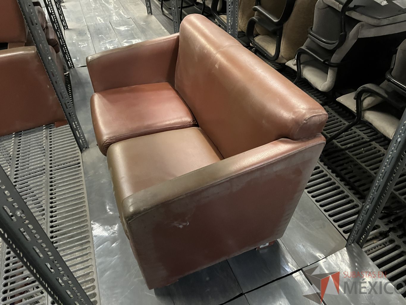 Lote 028 - 3 Sillones de 2 plazas con asiento y respaldo color café - Imagen 4