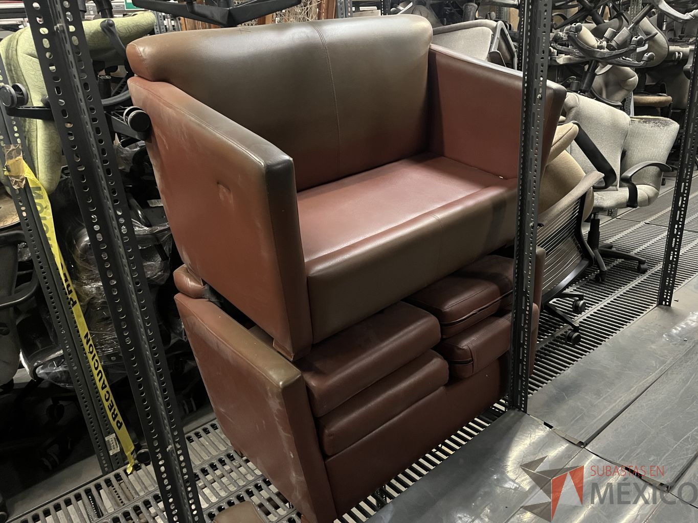 Lote 028 - 3 Sillones de 2 plazas con asiento y respaldo color café - Imagen 3