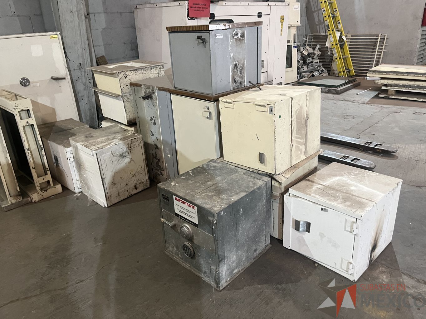 Lote 007 - 11 Gabinetes metálicos beige para traslado de valores