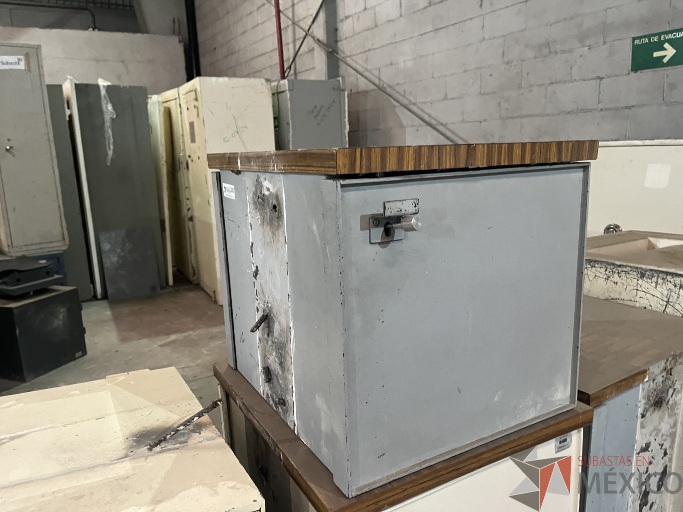 Lote 007 - 11 Gabinetes metálicos beige para traslado de valores - Imagen 5