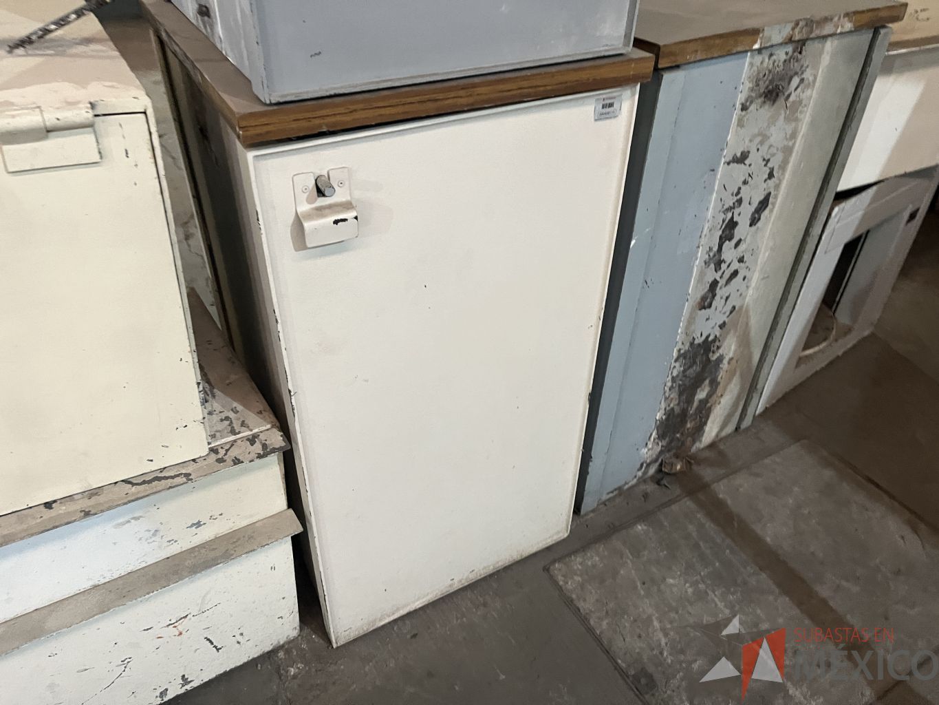 Lote 007 - 11 Gabinetes metálicos beige para traslado de valores - Imagen 4