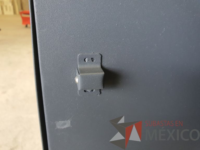 Lote 008 - 3 Gabinetes metálicos con 1 puerta color gris - Imagen 4
