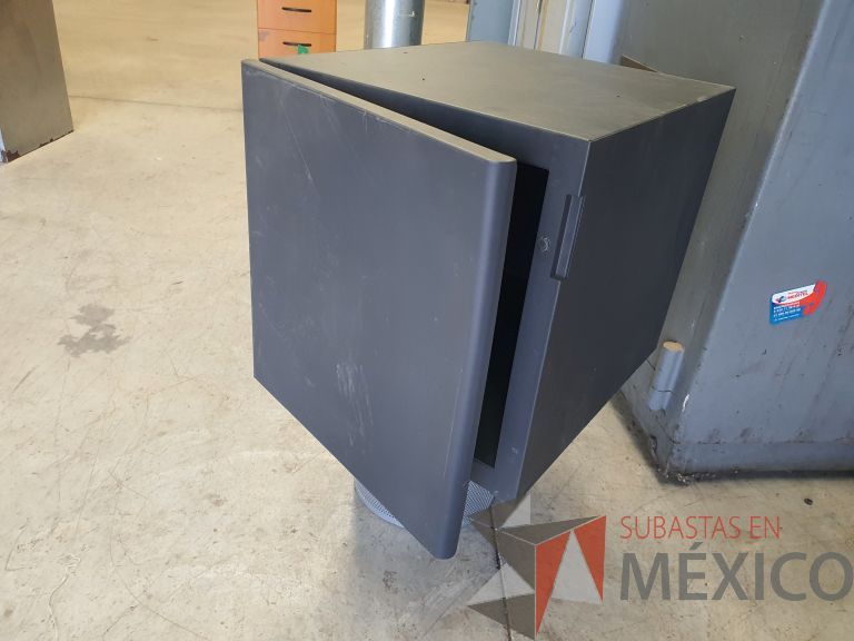 Lote 008 - 3 Gabinetes metálicos con 1 puerta color gris