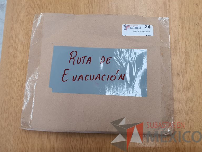 Lote 017 - Lote de 50 letreros de señalización con leyenda de ruta de evacuación - Imagen 3