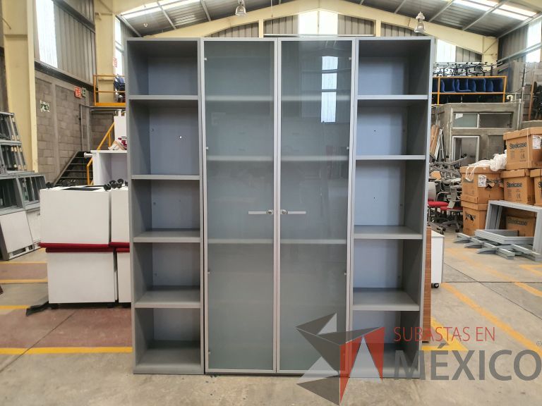 Lote 018 - Librero de madera con 2 puertas de cristal y 2 libreros abiertos con 8 entrepaños.