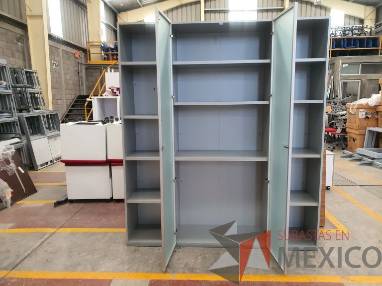 Lote 018 - Librero de madera con 2 puertas de cristal y 2 libreros abiertos con 8 entrepaños. - Imagen 8