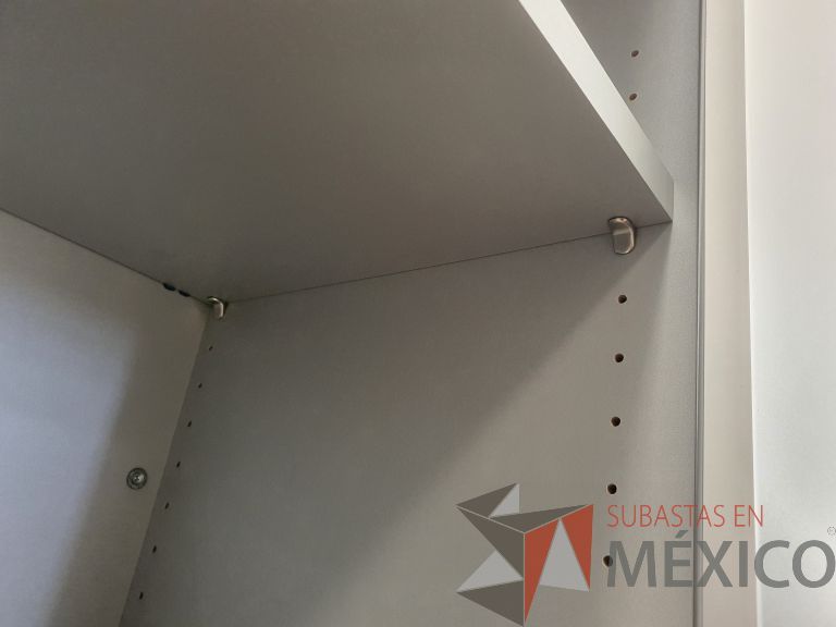 Lote 018 - Librero de madera con 2 puertas de cristal y 2 libreros abiertos con 8 entrepaños. - Imagen 5