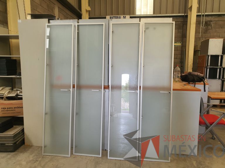 Lote 019 - 2 Libreros de madera con 2 puertas de cristal y 2 libreros abiertos con 8 entrepaños. Desarmados - Imagen 4