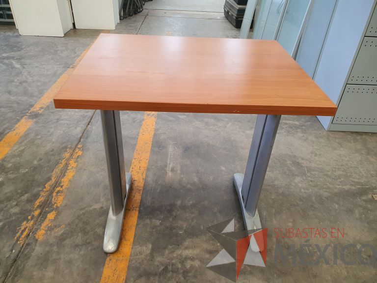 Lote 021 - 2 Mesas de trabajo con base metálica y cubierta color café