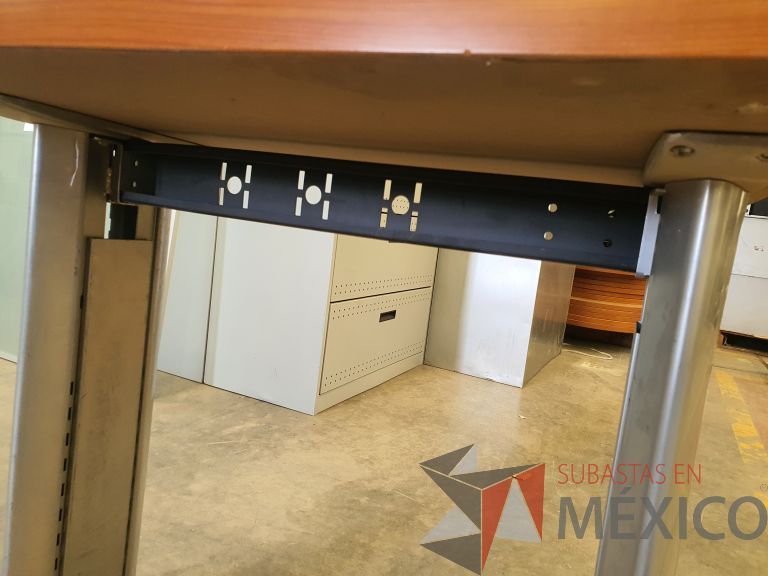 Lote 021 - 2 Mesas de trabajo con base metálica y cubierta color café - Imagen 5