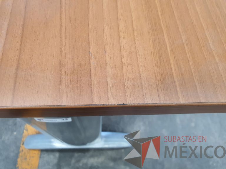 Lote 021 - 2 Mesas de trabajo con base metálica y cubierta color café - Imagen 4