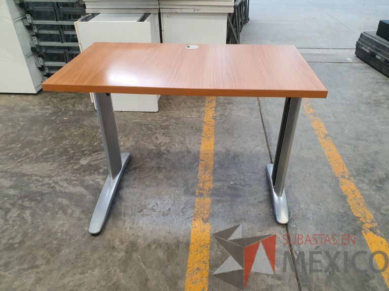 Lote 023 - Mesa de trabajo con base metálica y cubierta color café