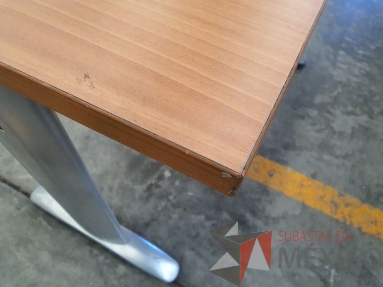 Lote 023 - Mesa de trabajo con base metálica y cubierta color café - Imagen 4