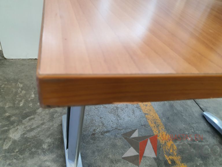 Lote 023 - Mesa de trabajo con base metálica y cubierta color café - Imagen 3