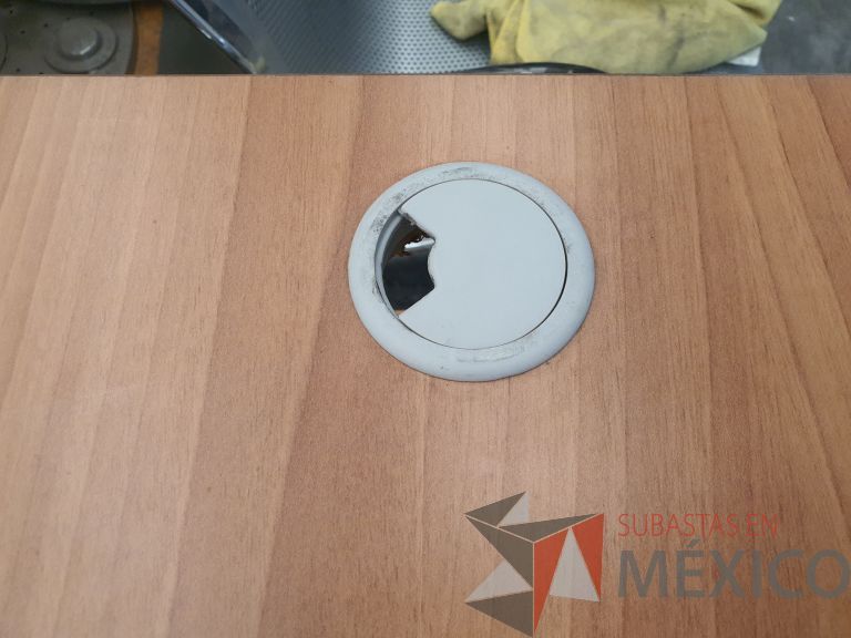 Lote 023 - Mesa de trabajo con base metálica y cubierta color café - Imagen 2