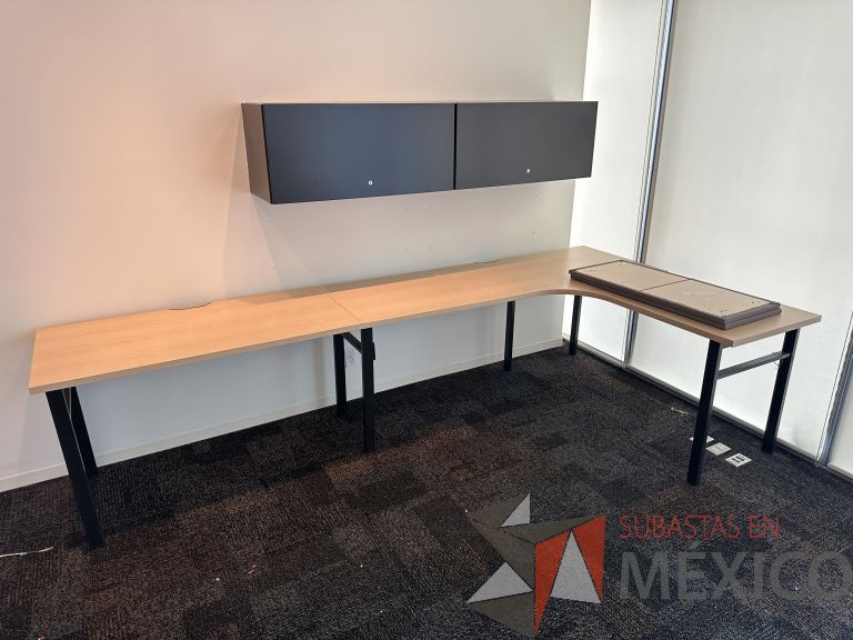 Lote 086 - Mesa de trabajo en escuadra con base metálica y cubierta color madera
