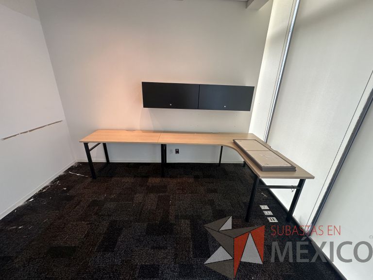 Lote 086 - Mesa de trabajo en escuadra con base metálica y cubierta color madera - Imagen 3