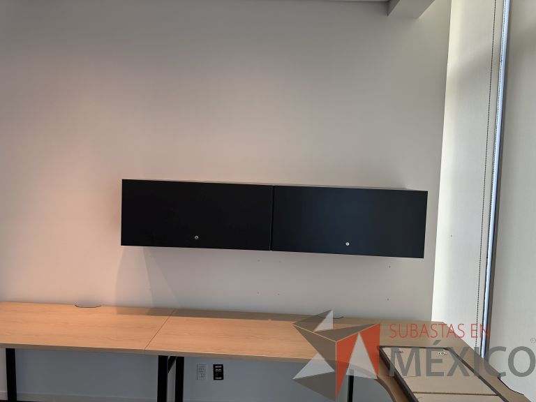Lote 086 - Mesa de trabajo en escuadra con base metálica y cubierta color madera - Imagen 4