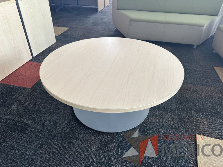 Lote 068 - Mesa de apoyo redonda con base metálica y cubierta color madera - Imagen 3