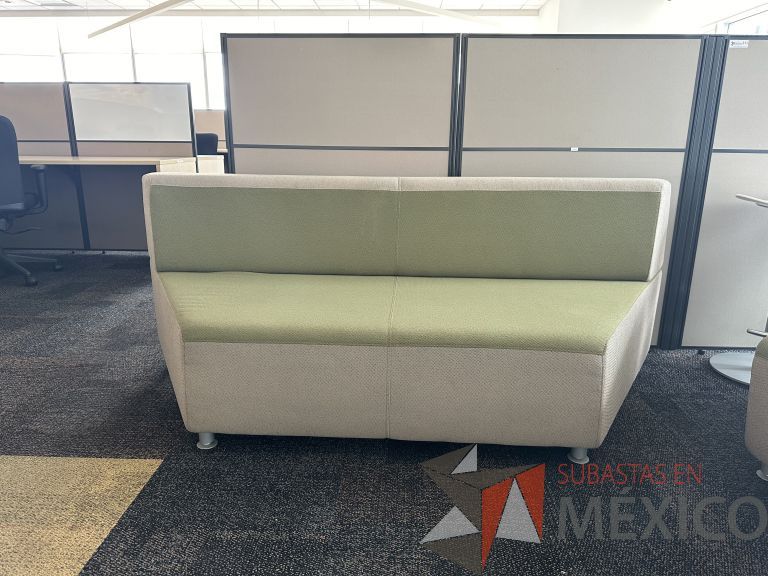 Lote 070 - Sillón de 3 plazas en tela color verde y gris - Imagen 2