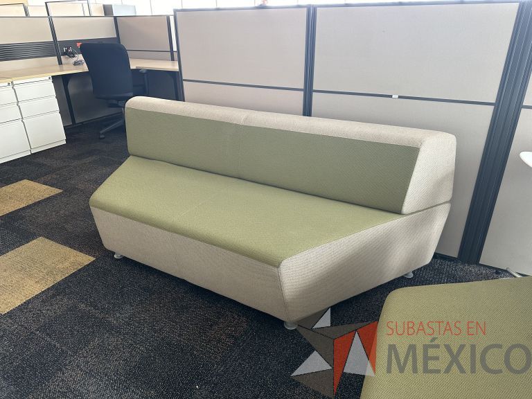 Lote 069 - Sillón de 3 plazas en tela color verde y gris - Imagen 2