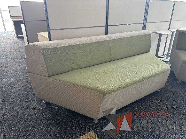 Lote 069 - Sillón de 3 plazas en tela color verde y gris - Imagen 3