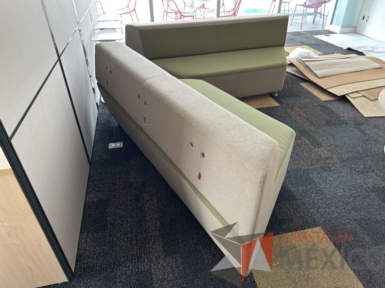 Lote 069 - Sillón de 3 plazas en tela color verde y gris - Imagen 4