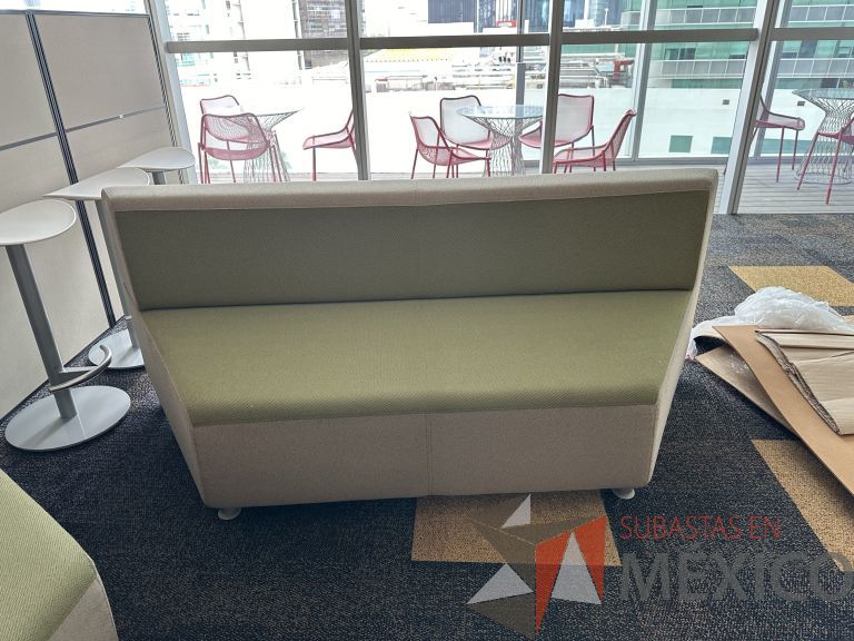 Lote 070 - Sillón de 3 plazas en tela color verde y gris - Imagen 3