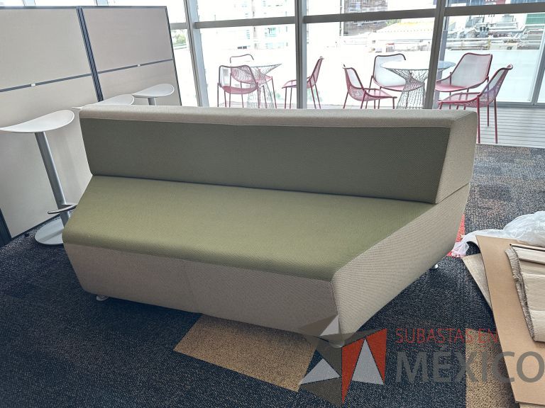Lote 070 - Sillón de 3 plazas en tela color verde y gris