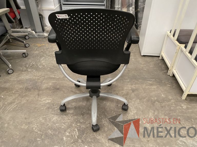 Lote 042 - Silla operativa con ruedas, descansabrazos, respaldo en plástico y asiento en tela color negro - Imagen 5