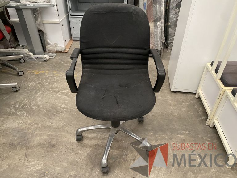 Lote 043 - 17 Sillas operativas con rueda, descansabrazos, respaldo y asiento en tela color negro