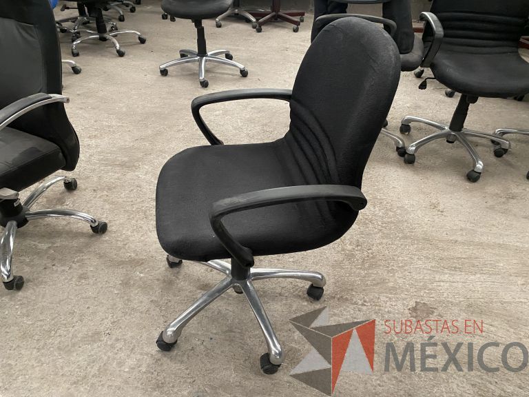 Lote 043 - 17 Sillas operativas con rueda, descansabrazos, respaldo y asiento en tela color negro - Imagen 4