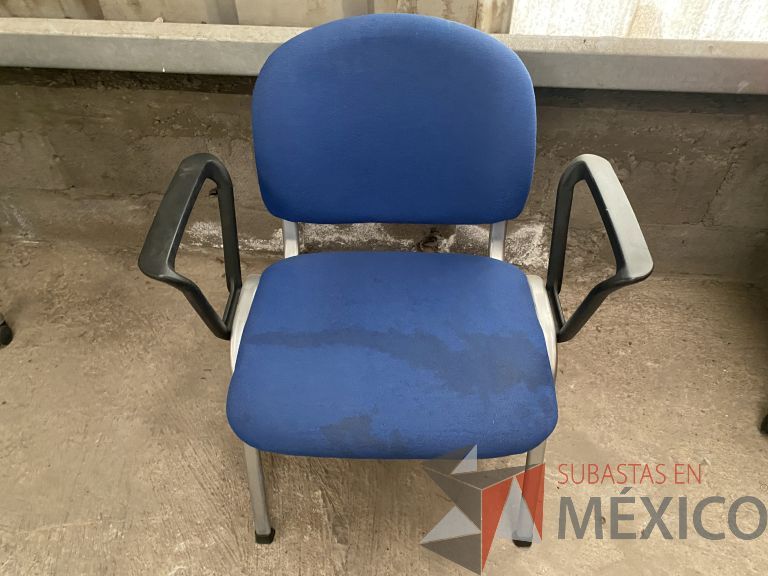 Lote 044 - 13 Sillas fijas, descansabrazos fijo, asiento y respaldo en tela color azul