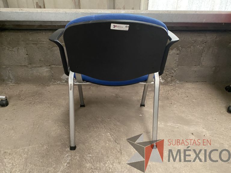 Lote 044 - 13 Sillas fijas, descansabrazos fijo, asiento y respaldo en tela color azul - Imagen 3