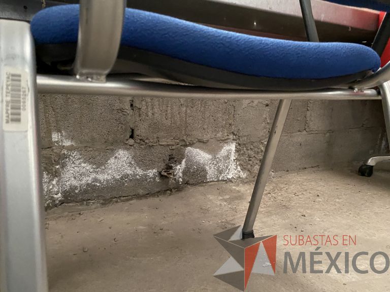 Lote 044 - 13 Sillas fijas, descansabrazos fijo, asiento y respaldo en tela color azul - Imagen 2