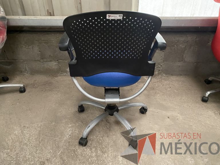 Lote 045 - Silla operativa con ruedas, descansabrazos, respaldo en plástico y asiento en tela color azul - Imagen 2