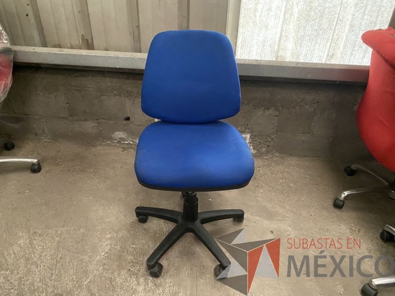 Lote 046 - 2 Sillas operativas con ruedas, sin descansabrazos, respaldo en plástico y asiento en tela color azul