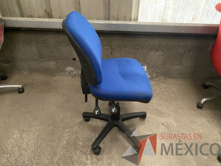 Lote 046 - 2 Sillas operativas con ruedas, sin descansabrazos, respaldo en plástico y asiento en tela color azul - Imagen 4