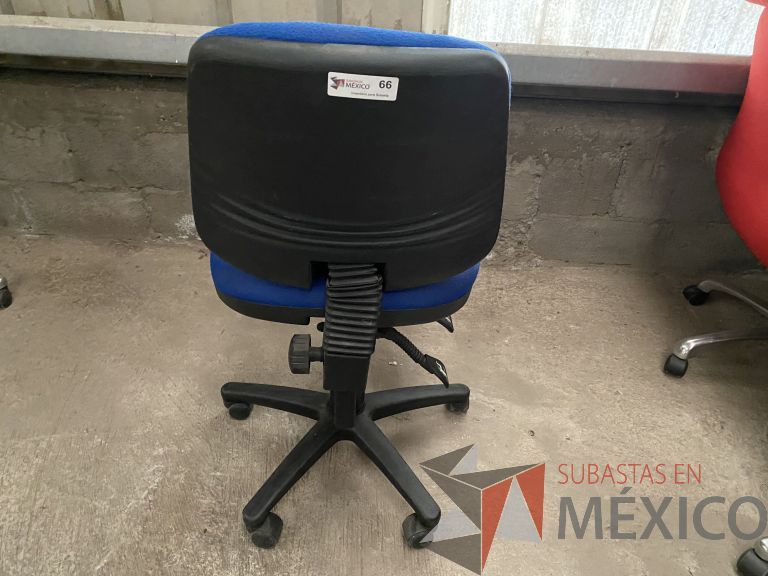 Lote 046 - 2 Sillas operativas con ruedas, sin descansabrazos, respaldo en plástico y asiento en tela color azul - Imagen 3