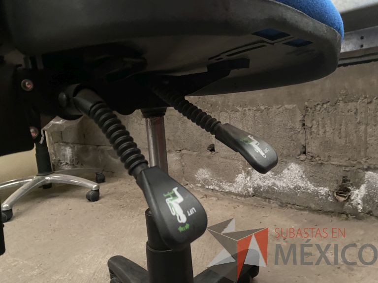 Lote 046 - 2 Sillas operativas con ruedas, sin descansabrazos, respaldo en plástico y asiento en tela color azul - Imagen 2