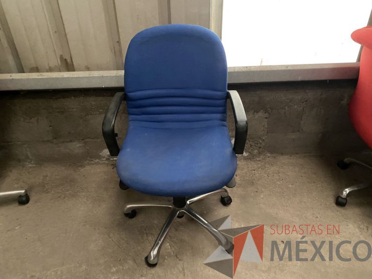 Lote 048 - 5 Sillas operativas con rueda, descansabrazos, respaldo y asiento en tela color azul