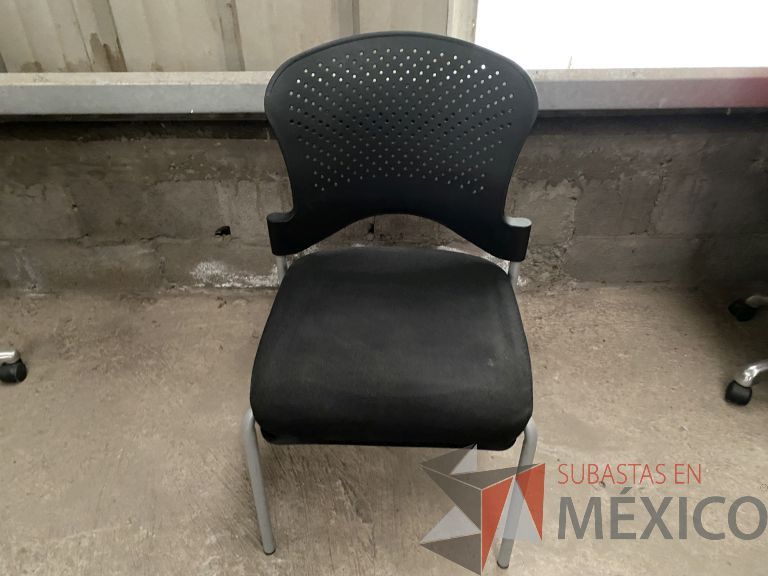 Lote 049 - Silla fija, respaldo en plástico y asiento en tela color negro