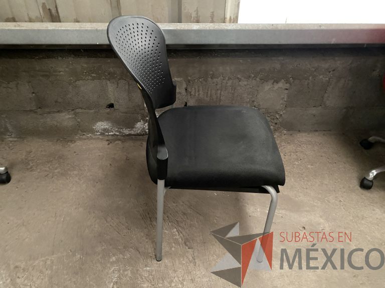 Lote 049 - Silla fija, respaldo en plástico y asiento en tela color negro - Imagen 3