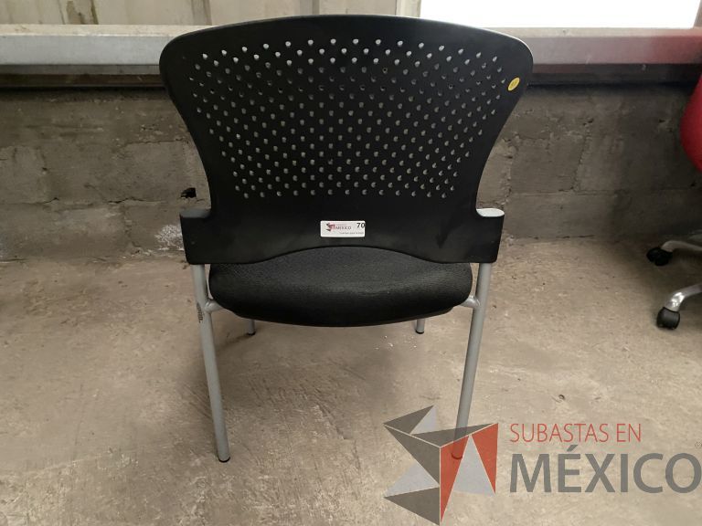 Lote 049 - Silla fija, respaldo en plástico y asiento en tela color negro - Imagen 2