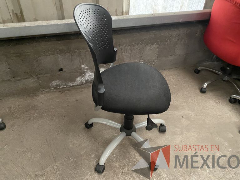 Lote 050 - Silla operativa con ruedas, sin descansabrazos, respaldo en plástico y asiento en tela color negro - Imagen 3
