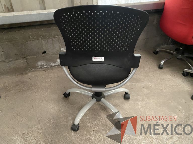 Lote 050 - Silla operativa con ruedas, sin descansabrazos, respaldo en plástico y asiento en tela color negro - Imagen 2