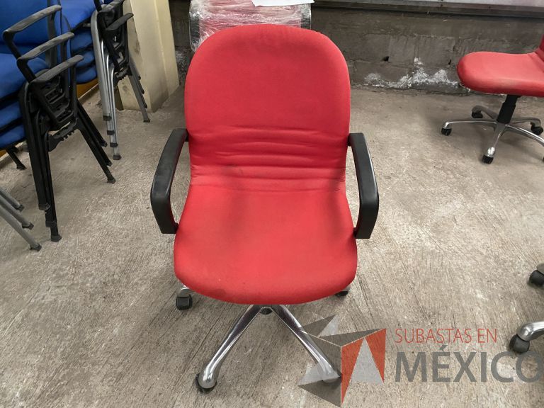 Lote 052 - 3 Sillas operativas con rueda, descansabrazos, respaldo y asiento en tela color rojo
